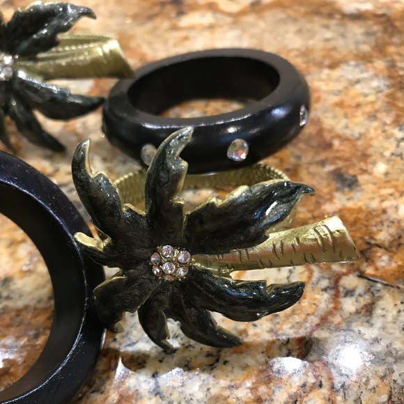 Napkin Rings Two sets of 4 each - Picture 4 of 5